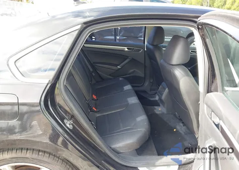 2017 Volkswagen Passat 1.8T R-Line z USA, uszkodzony, nr VIN 1VWDT7A30HC071569